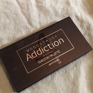 Younique moodstruck addiction palette 4